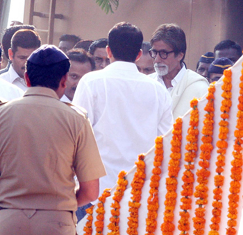 Balasaheb Thackeray funeral pics, Amitabh Bachchan, Sanjay Dutt, Riteish Deshmukh pay their last respects